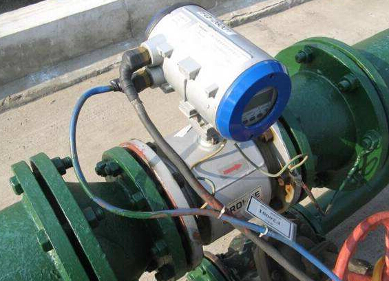 Electromagnetic flowmeter sensor