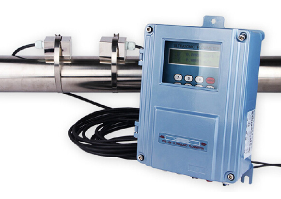 Wall mounted ultrasonic flow meter